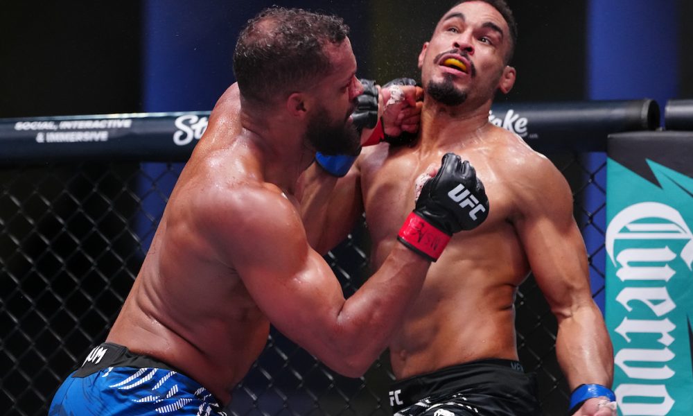 Julius Walker acertando um golpe em Rafael Cerqueira no UFC Vegas 190