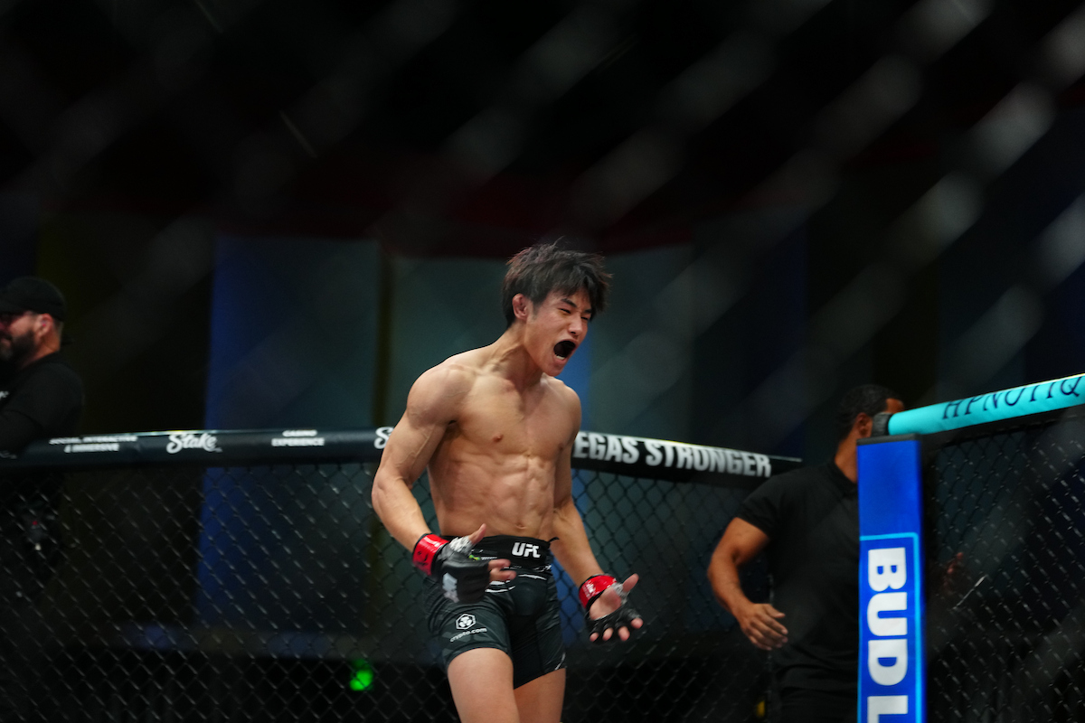 Tatsuro Taira comemora vitória no UFC Vegas 108