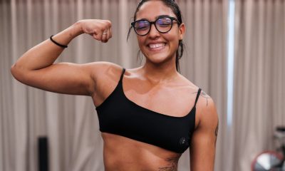 Alice Pereira posa para foto antes de sua estreia no Noche UFC