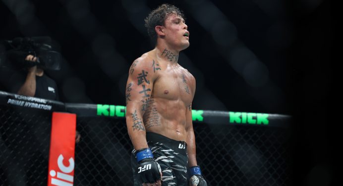Após noite dura no UFC, Caio Borralho destaca união e força da Fighting Nerds