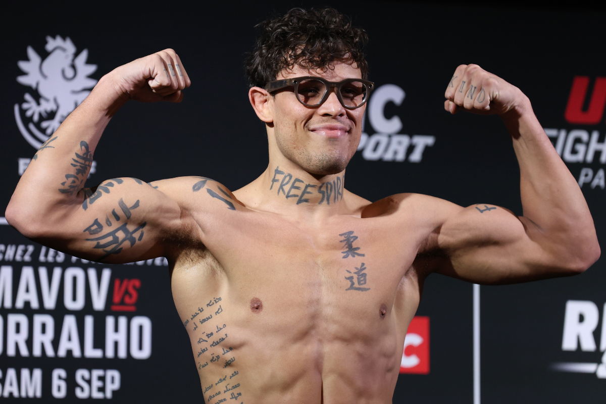 Caio Borralho passa pela balança do UFC Paris