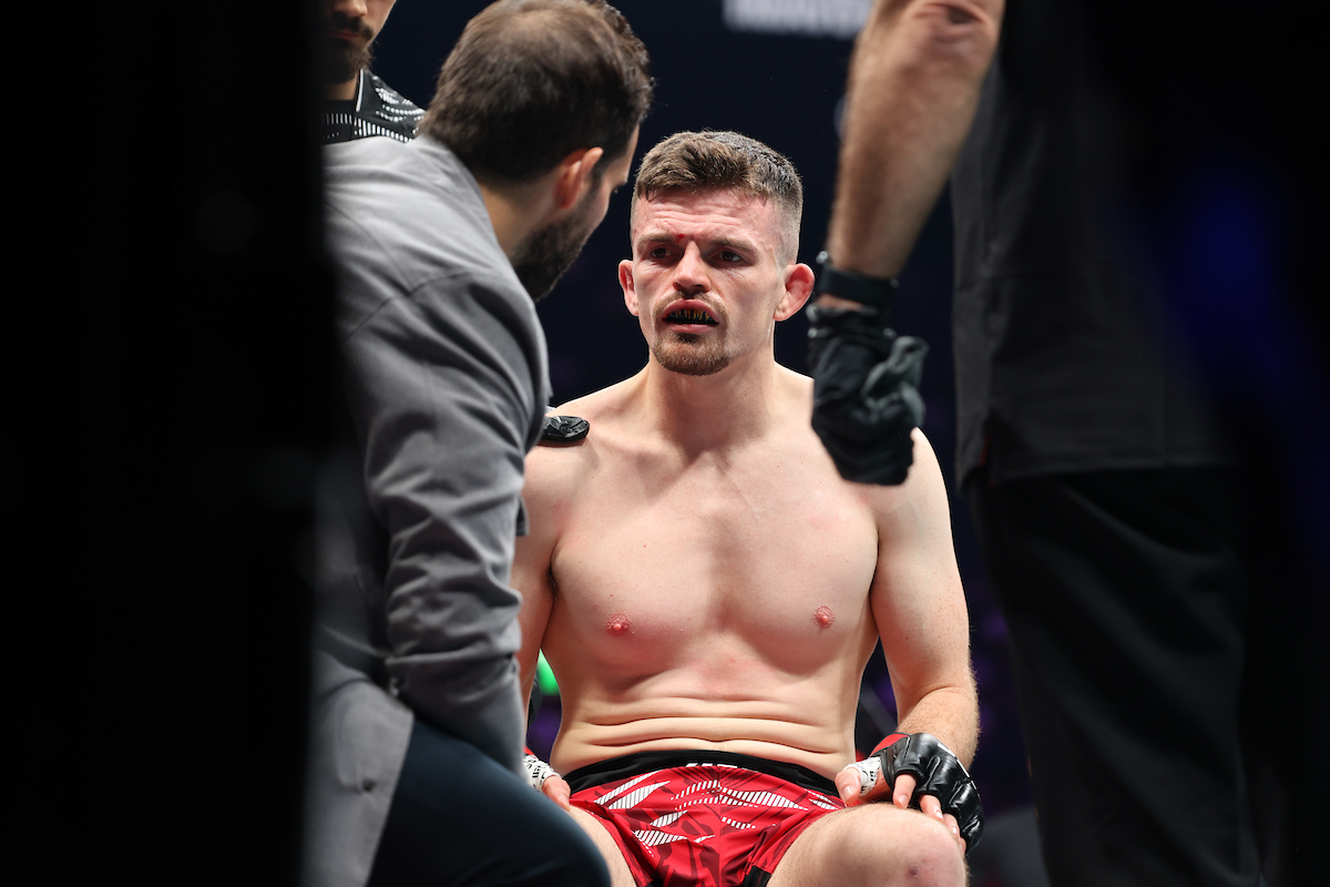 Harry Hardwick é atendido pela comissão médica após ser derrotado no UFC Paris