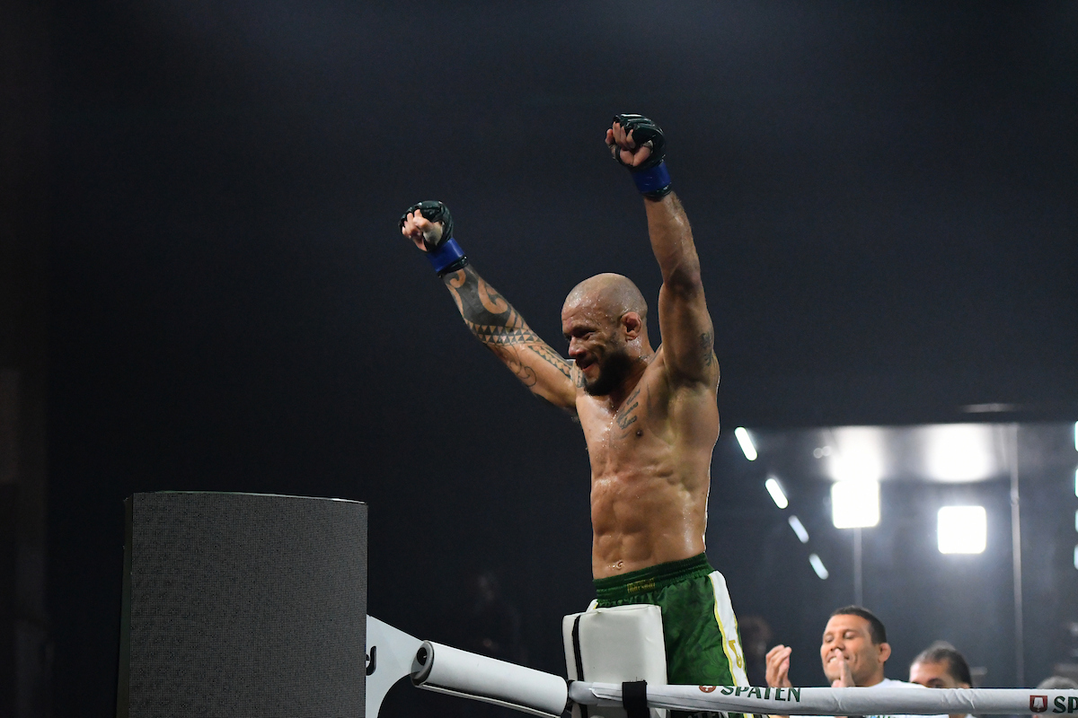 Manchinha vence Barcellos e unifica títulos do MMA na luta de abertura do Spaten Fight Night 2