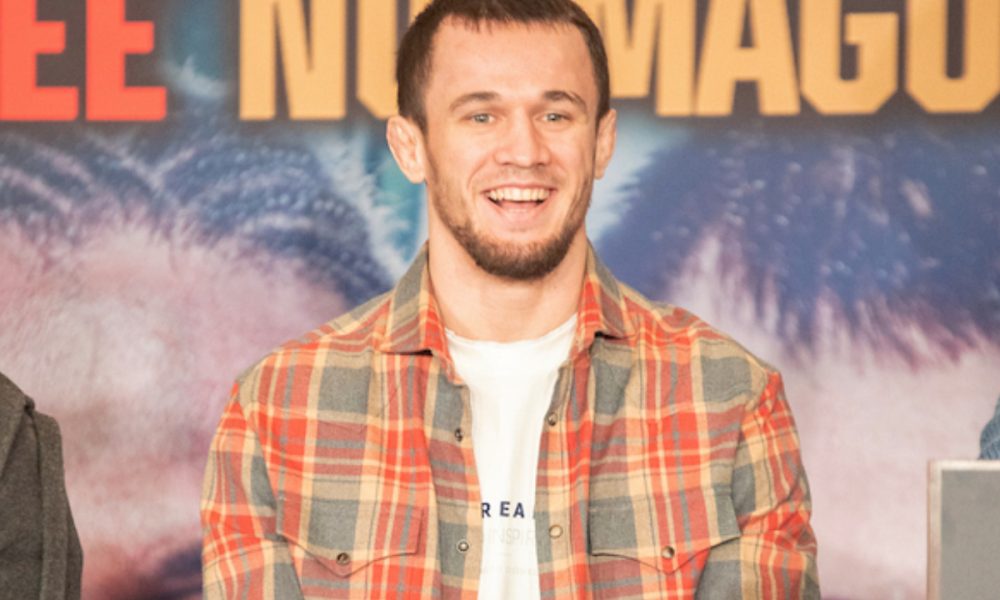 Usman Nurmagomedov sorri durante coletiva do Bellator