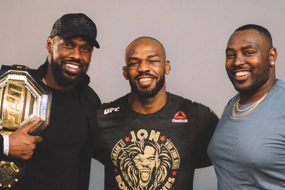 Chandler Jones Jones Jones Arthur Jones posando para foto juntos