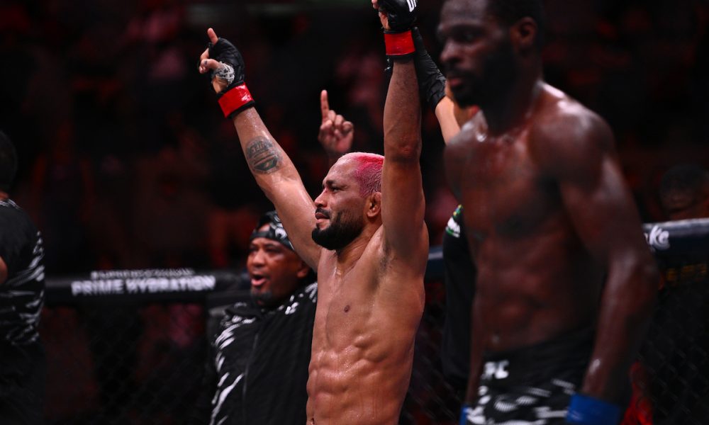 Deiveson Figueiredo tendo o braço erguido após vitória sobre Montel Jackson