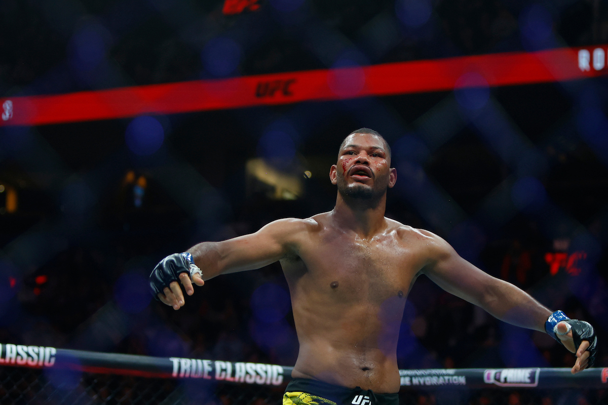 Na base do coração, Djorden Santos derrota Danny Barlow e vence a 1ª no UFC