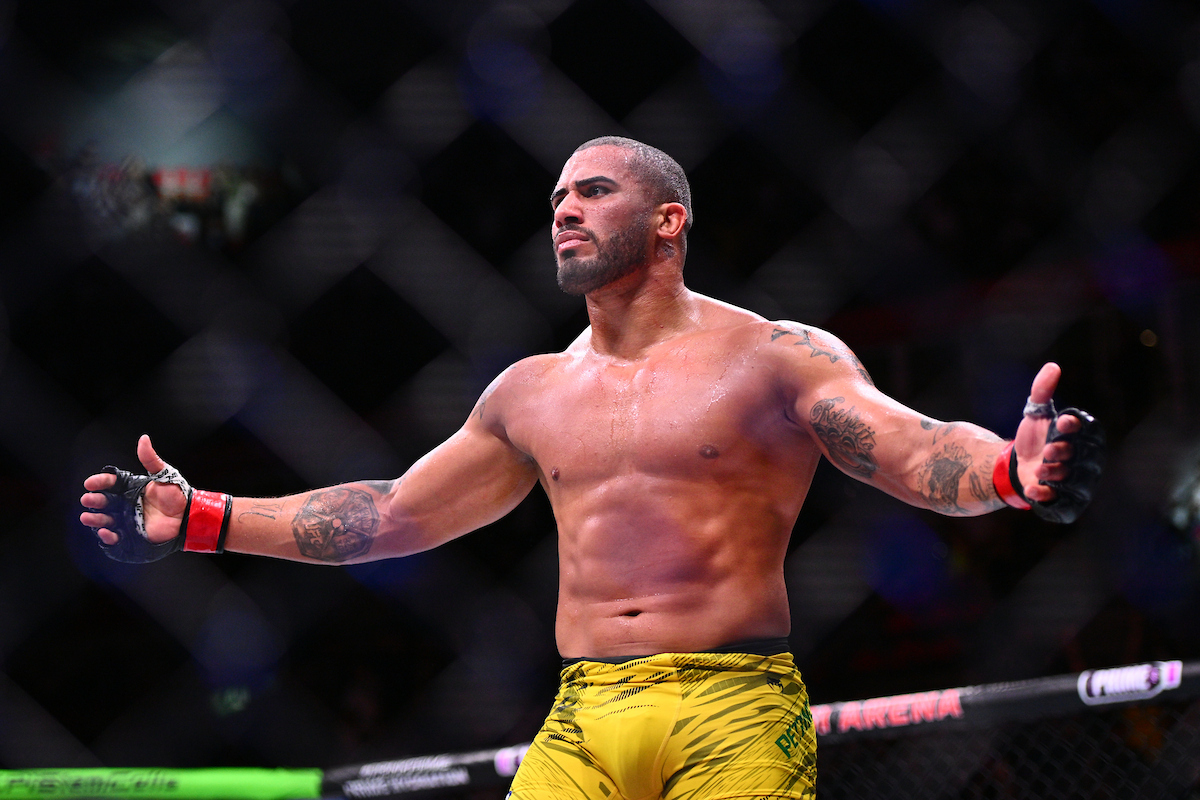 Vitor Petrino celebrando a vitória no UFC Rio