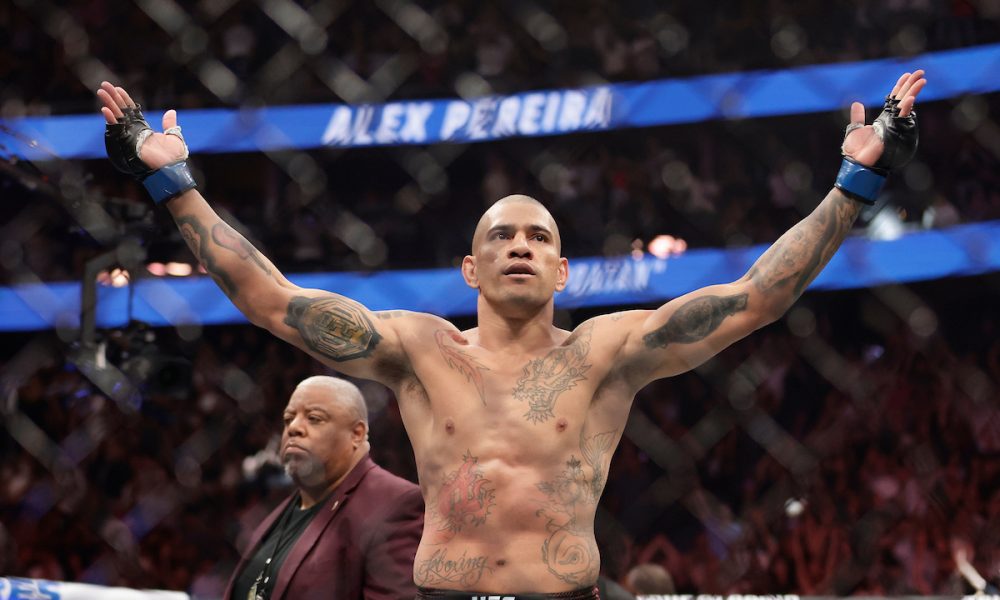 Alex Poatan comemora vitória no UFC 320