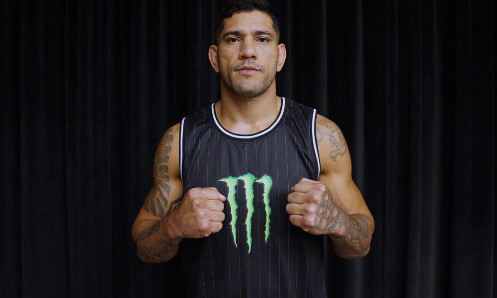 De punhos cerrados, Alex Poatan posa para foto durante o media day do UFC 320