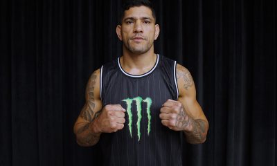 De punhos cerrados, Alex Poatan posa para foto durante o media day do UFC 320