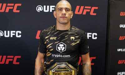 Alex Poatan posa com o cinturão do UFC após sua luta com Ankalaev
