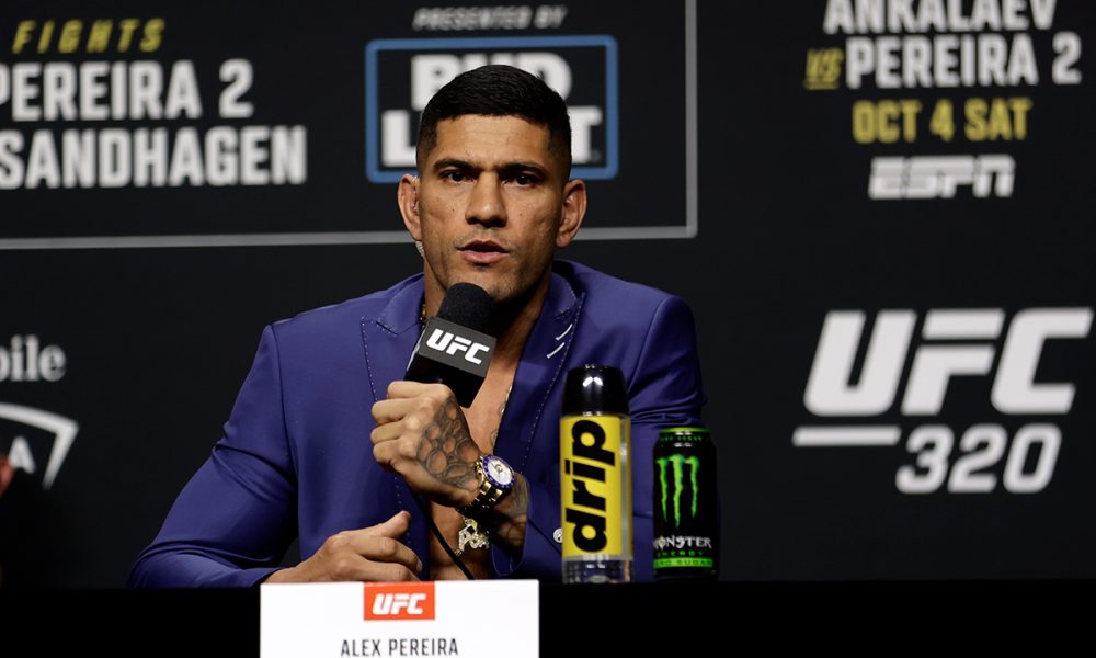 Alex Pereira responde jornalista durante coletiva de imprensa do UFC 320 em Las Vegas (EUA)