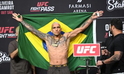 Charles do Bronx com a bandeira do Brasil na pesagem cerimonial para o UFC Rio