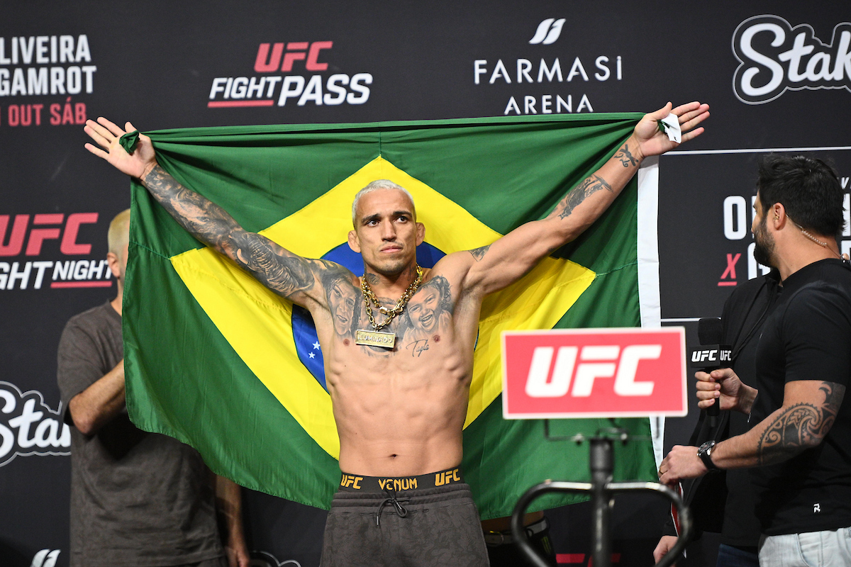 Charles do Bronx com a bandeira do Brasil na pesagem cerimonial para o UFC Rio