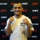 De punhos cerrados, Daniel Willycat posa para foto durante o media day do UFC 320