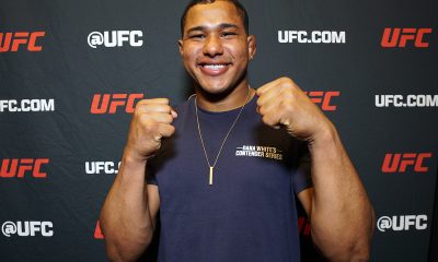 Sorridente, Levi Rodrigues Jr posa para foto após vencer no Contender Series