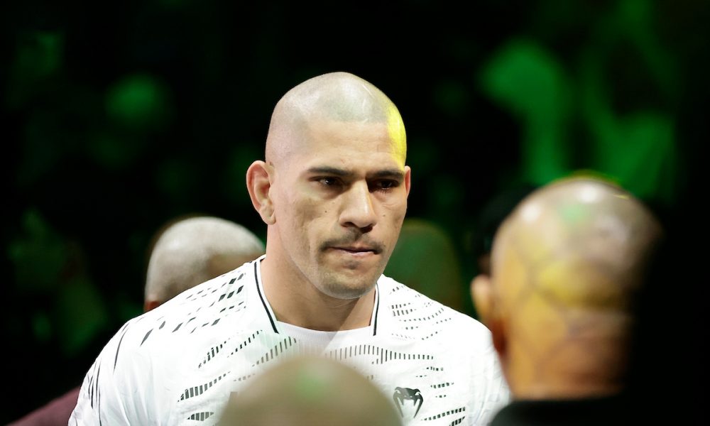 Alex Poatan se prepara para entrar no octógono montado no UFC 320