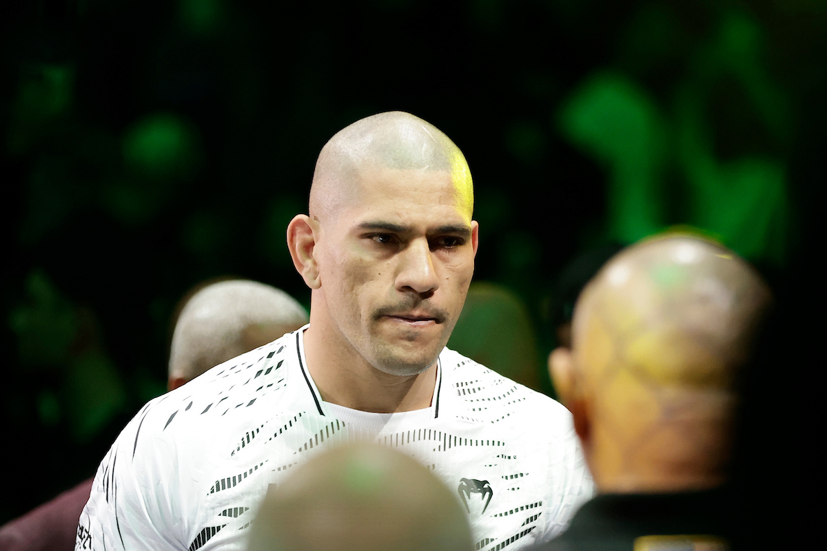 Alex Poatan se prepara para entrar no octógono montado no UFC 320