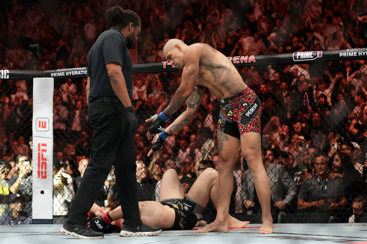 Alex Poatan tira sarro de Ankalaev após vencê-lo no UFC 320