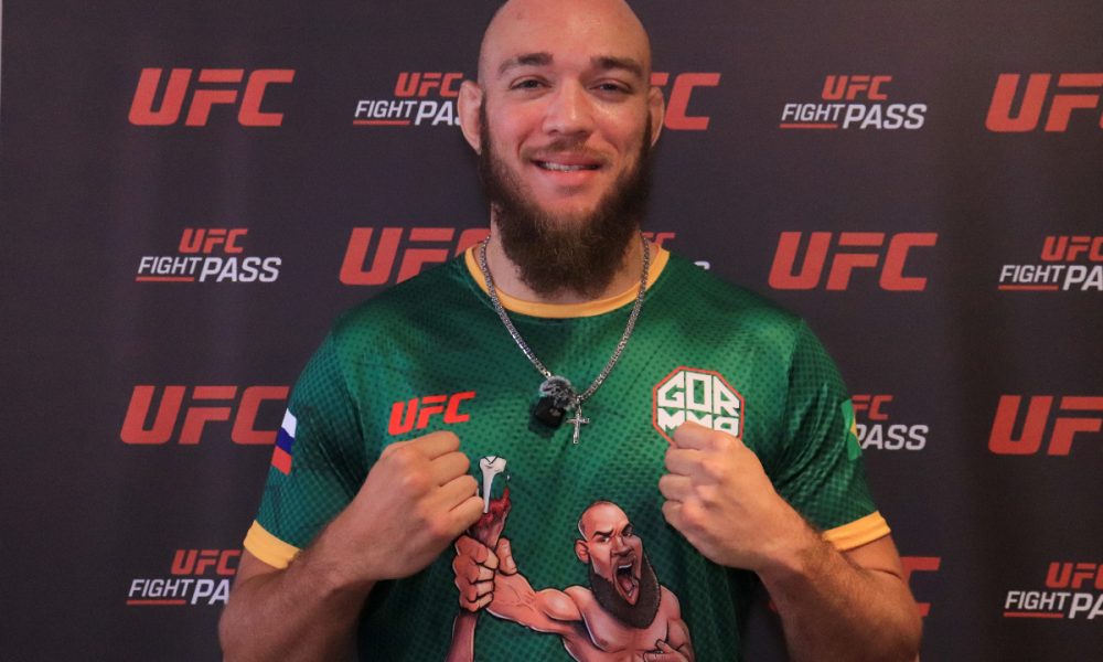 Valter Walker de punhos cerrados durante o Media Day UFC Rio