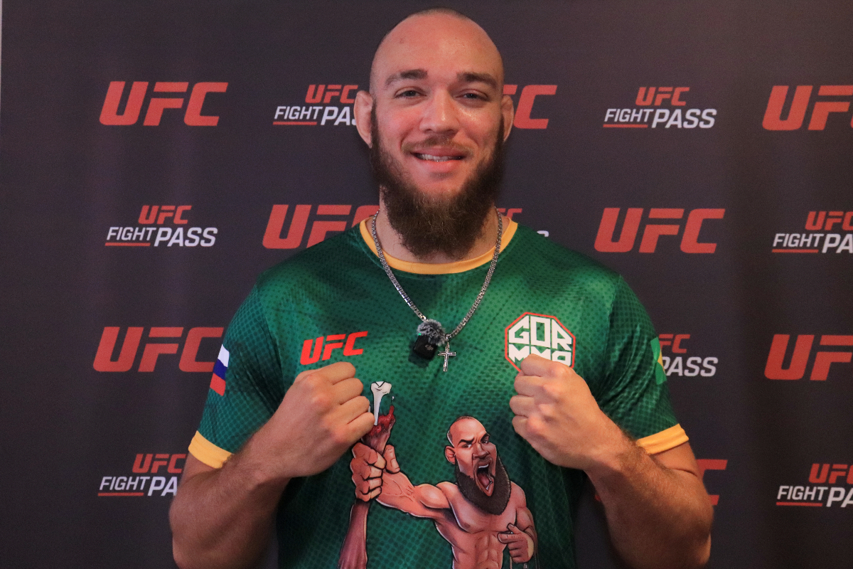 Valter Walker de punhos cerrados durante o Media Day UFC Rio