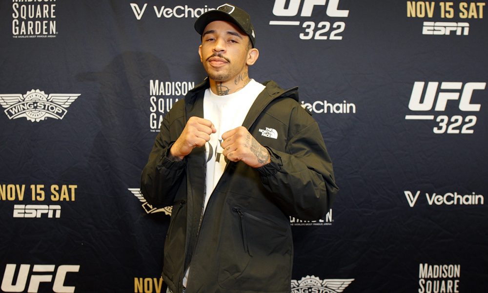 Carlos Prates posando para foto durante o Media Day do UFC 322