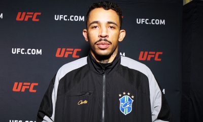 Carlos Prates posa para foto após vencer no UFC 322