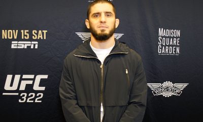 Islam Makhachev posa para foto durante o media day do UFC 322