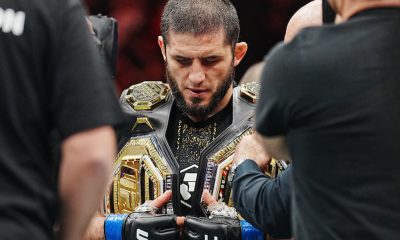 Islam Makhachev posa com dois cinturões no UFC 322