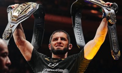 Islam Makhachev posa com dois cinturões no UFC 322