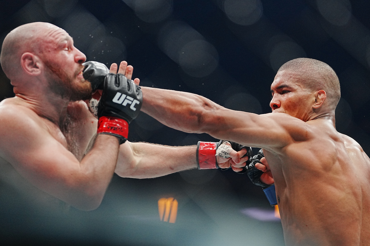 Estratégico, Matheus Camilo vence rival russo na luta de abertura do UFC 322