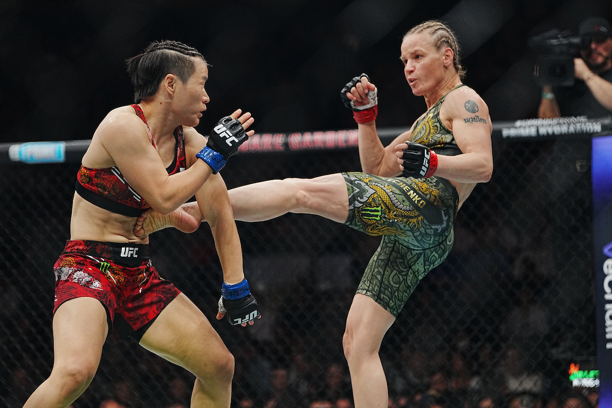 Soberana! Valentina Shevchenko domina Zhang Weili e mantém cinturão no UFC 322
