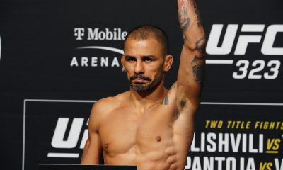 Alexandre Pantoja na balança durante a pesagem oficial do UFC 323