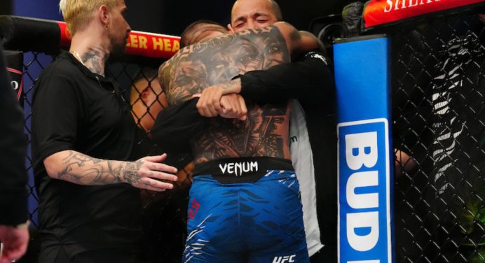 Carlos Prates surpreende treinador com presente de Natal especial; veja