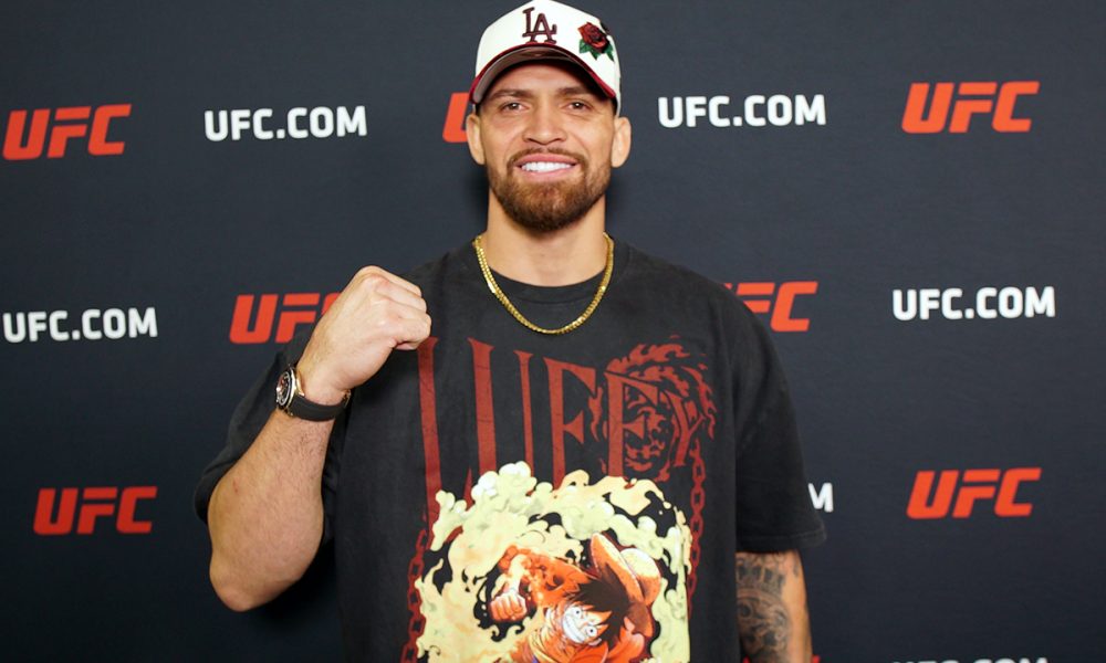 Mauricio Ruffy posando para foto