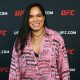 Sorridente, Amanda Nunes posa para foto durante a semana da luta do UFC 323