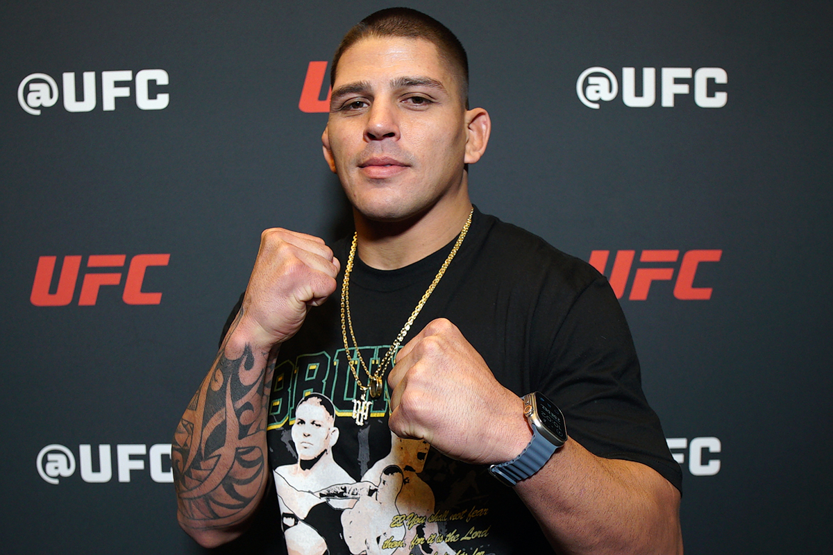 De punhos cerrados, Hulk posa para foto no media day do UFC 323