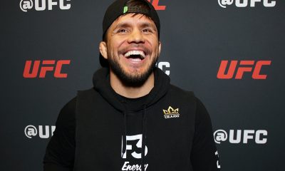 Henry Cejudo posando para foto durante o Media Day do UFC 323