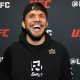 Henry Cejudo posando para foto durante o Media Day do UFC 323