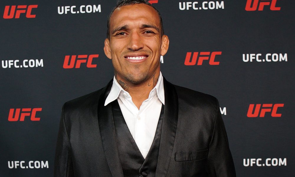 Charles Do Bronx posa para foto durante entrevista na semana da luta do UFC 323