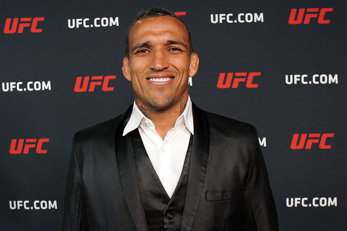 Gratidão! Charles Do Bronx presenteia treinador com um carro novo; veja