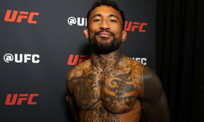 Joanderson Tubarão posa para foto após vitória no UFC Vegas 112