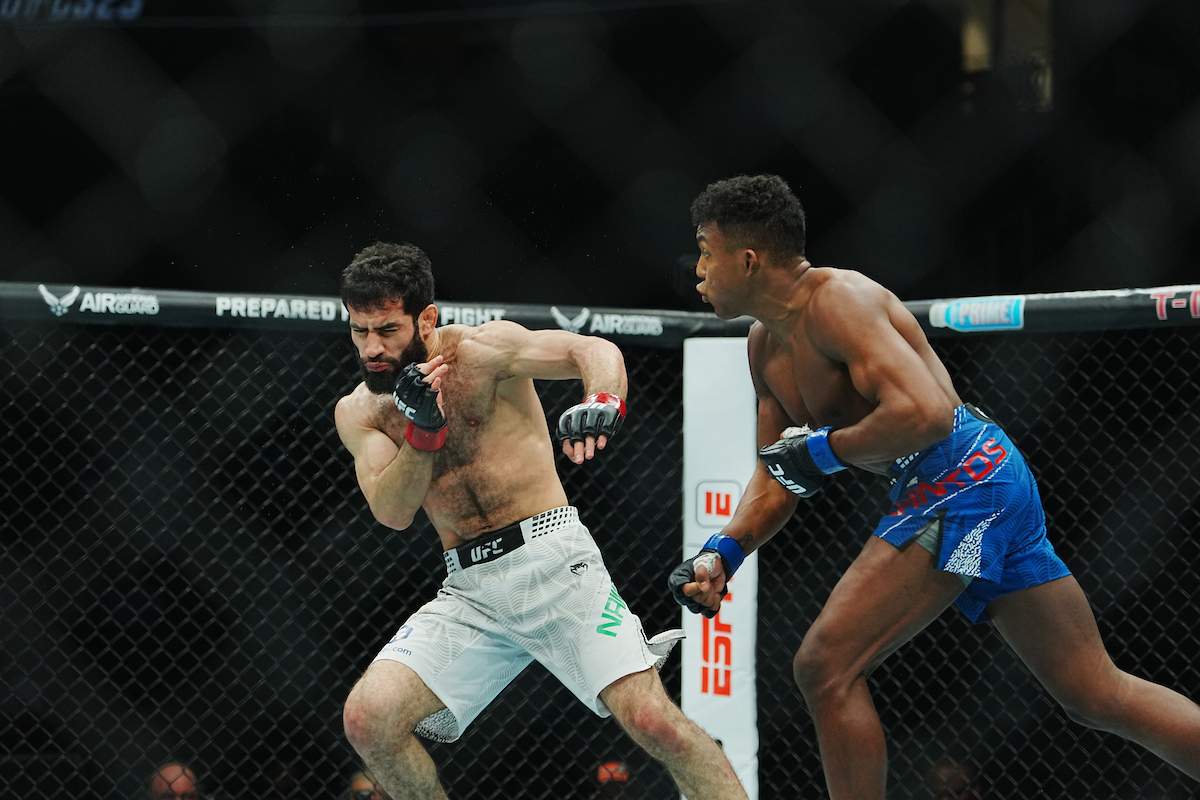Mairon Santos vence a luta de abertura do UFC 323 por nocaute e amplia boa fase