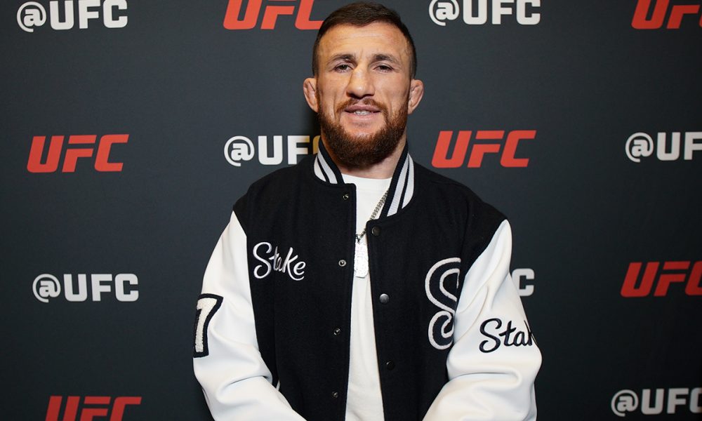 Merab Dvalishvili posa para foto no media day do UFC 323