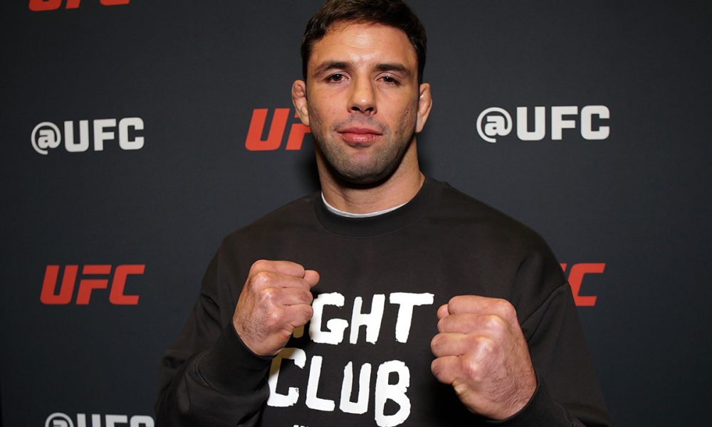 Marcus Buchecha posa para foto no media day do UFC Vegas 112