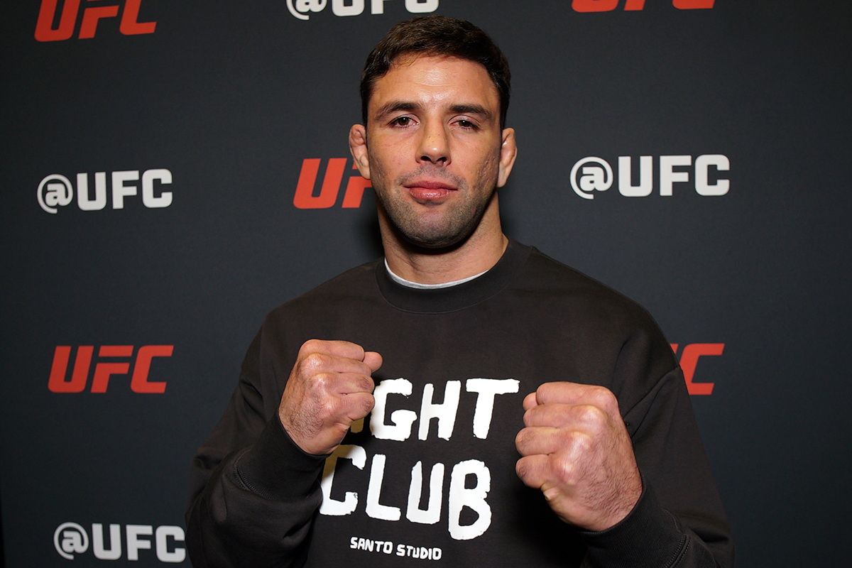 Marcus Buchecha posa para foto no media day do UFC Vegas 112