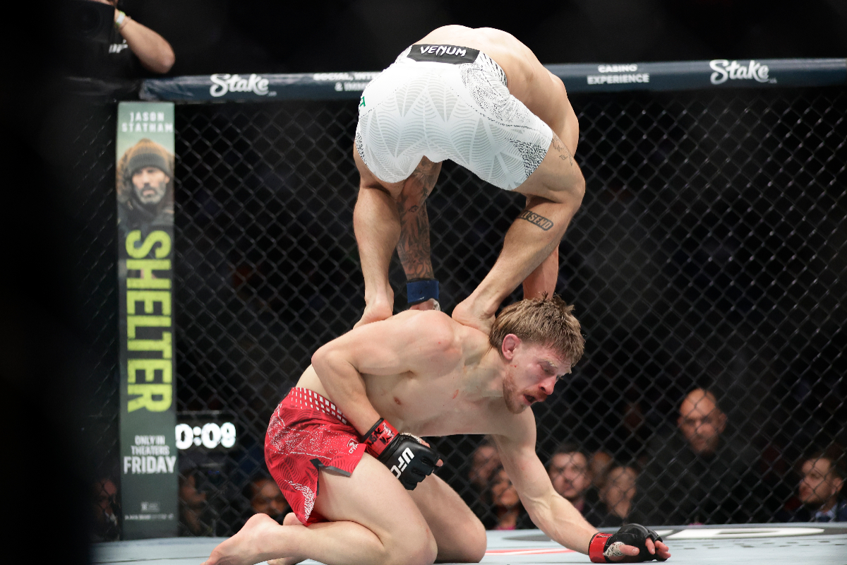 Jean Silva subindo nas costas de Arnold Allen no UFC 324