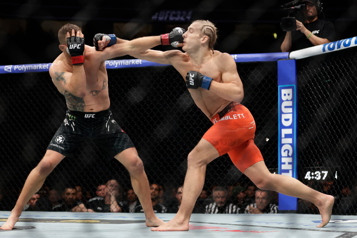 Justin Gaethje e Paddy Pimblett durante a luta principal do UFC 324