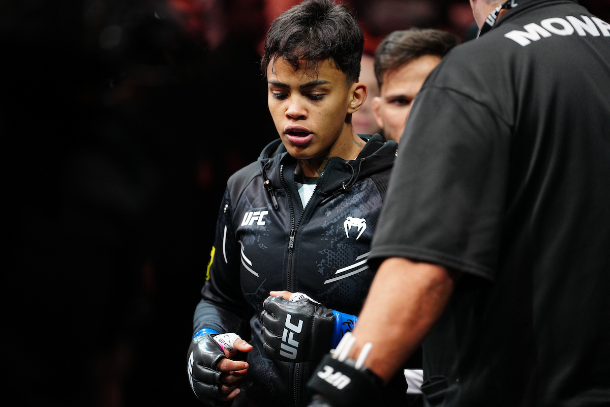 Iasmin Lucindo se prepara para entrar no octógono do UFC